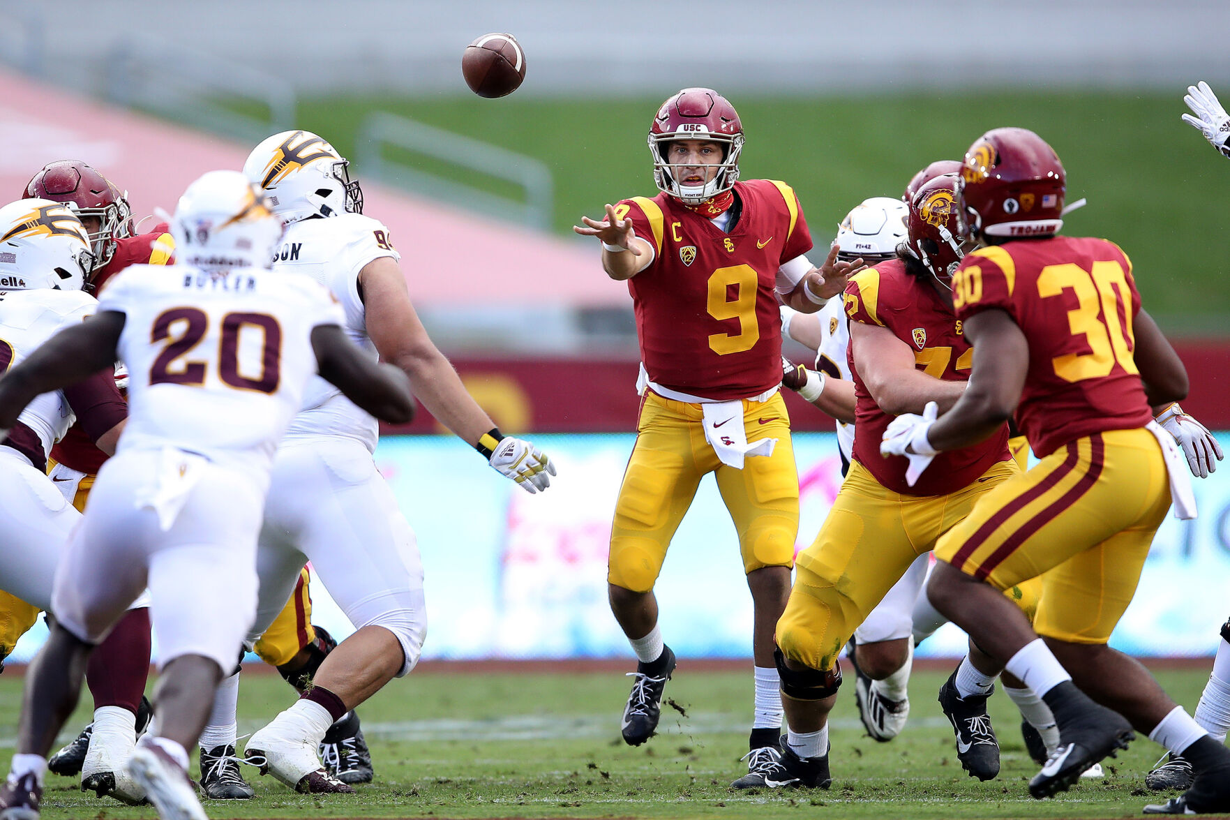 USC avoids letdown to remain Pac-12 favorite